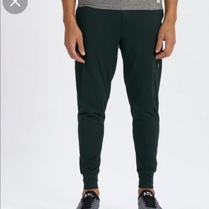 Vuori Sunday Performance Jogger in Blackened Green. Large. Excellent condition